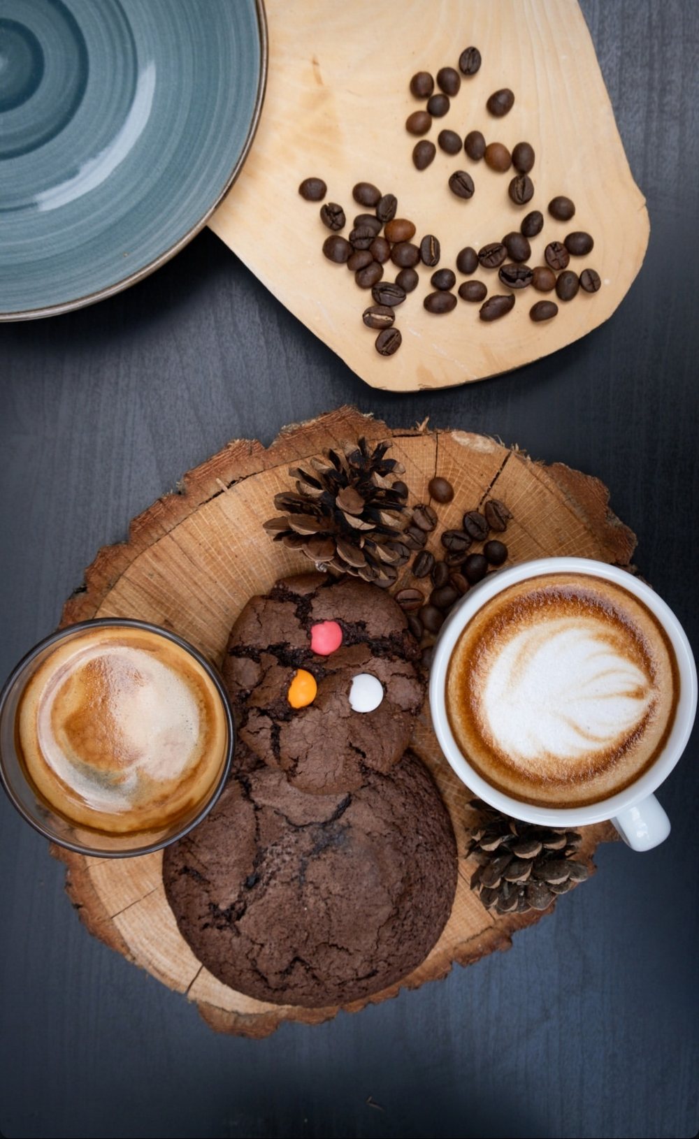 Espresso, latte ve çikolatalı cookie